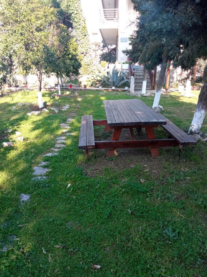 Ferienwohnung Sofia'S Garden Néa Péramos Exterior foto